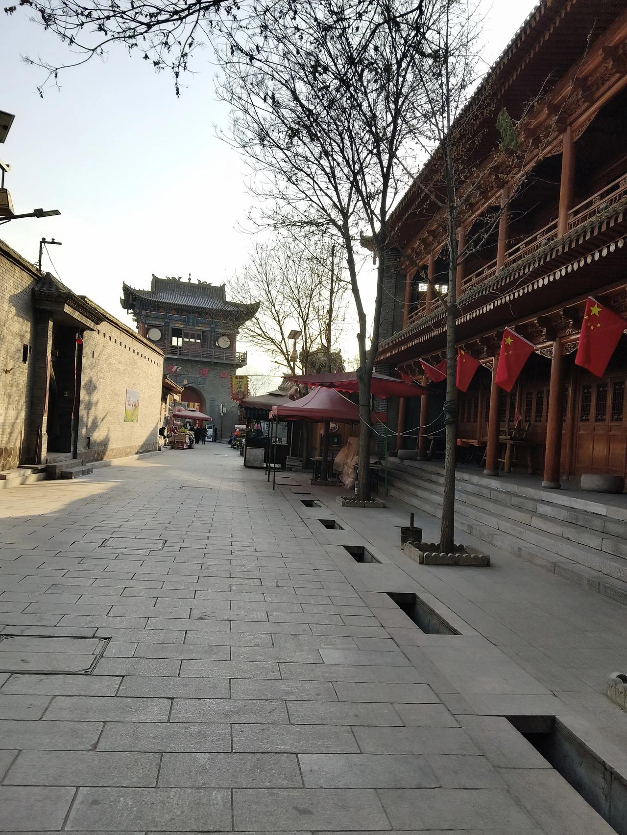 我现在就在兰州的河口古镇，看看这个景点，干脆就没有什么游人，当时把这个地方开发出