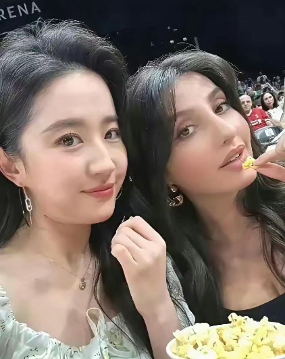 刘亦菲快40岁了，耳朵鬓角白发明显。她没染发，坦然面对衰老，真佩服。​​​​