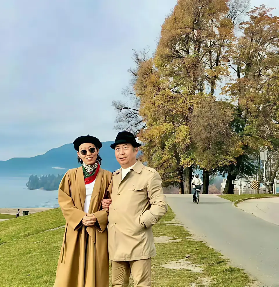 黑龙江的一定认识这两人两个人在加拿大潇洒快活，只留她妈在国内蹲大牢。