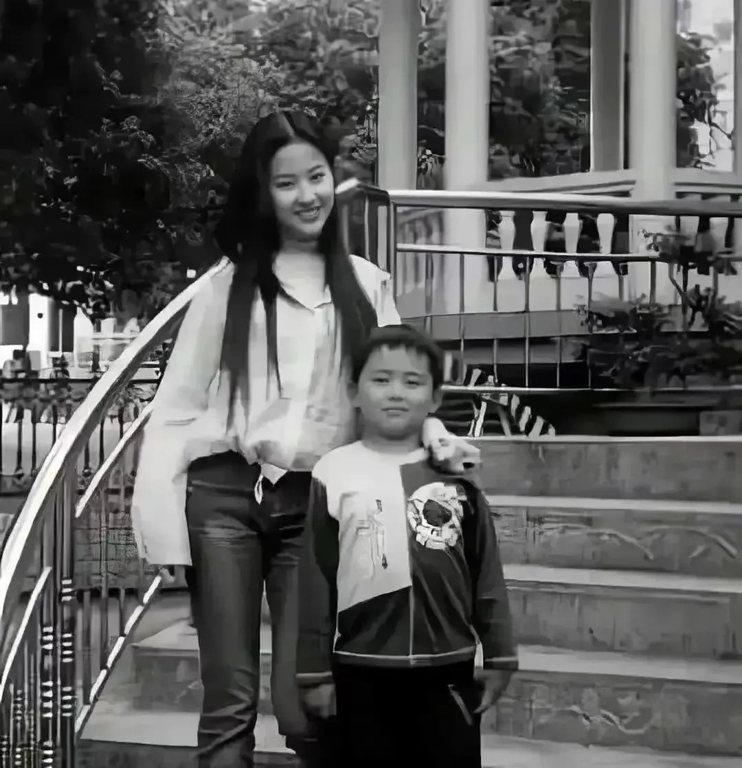 刘亦菲连做梦也想不到自己身边这位憨憨的小男孩在过了20年之后竟然成为了人尽