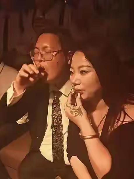 一手好牌打得稀烂！向华强38岁幼子向佑，新女友造型太惹眼，向太：打死都不认