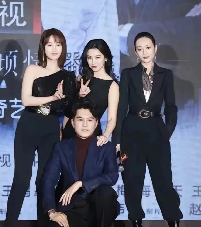 这几位明星的合影超酷呢，我只认识其中两位明星，一位是靳东，还有一位是王鸥。另外两