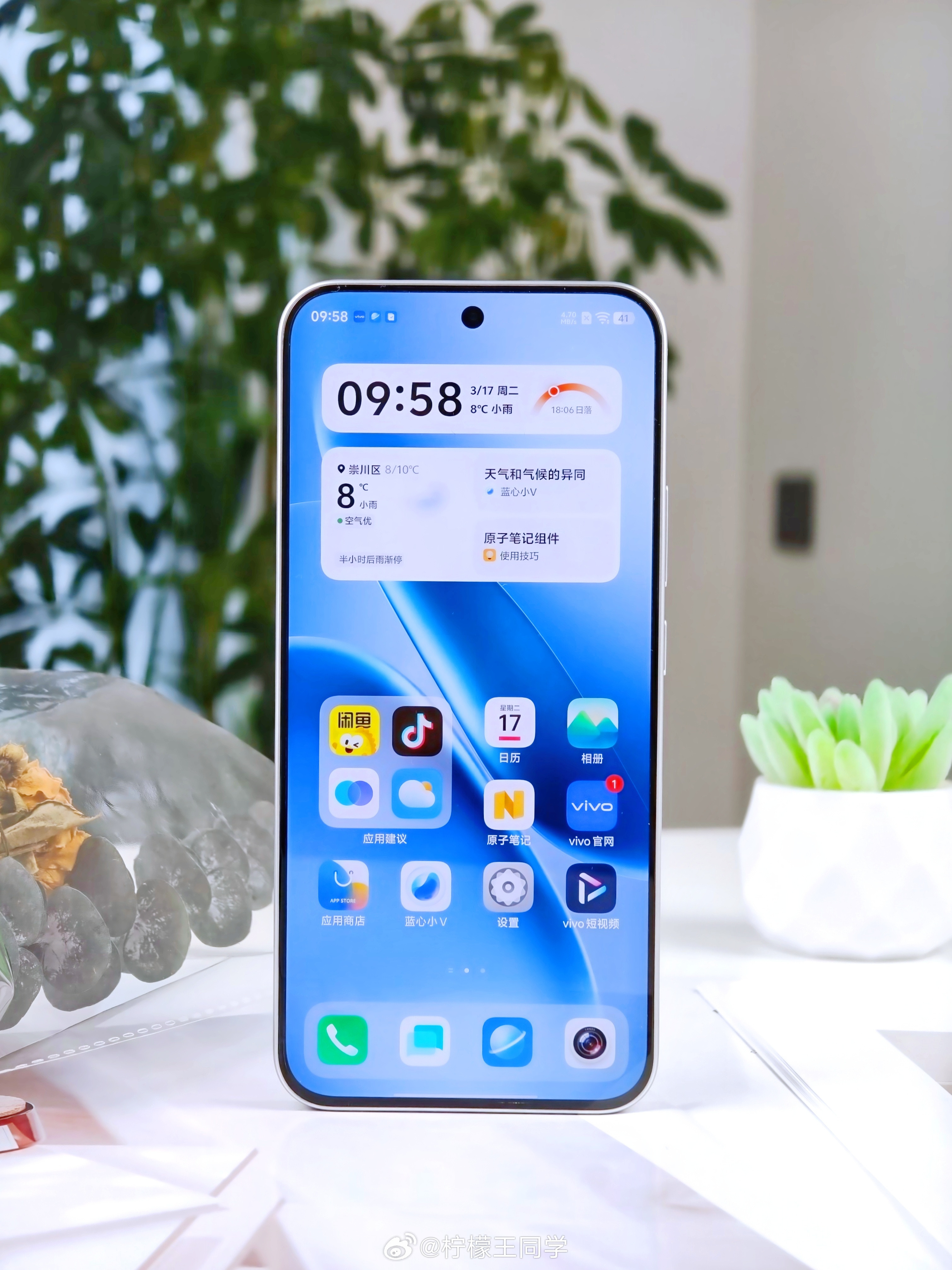 iQOOZ11真机开箱我的这台是天光白的配色，另外还有极夜黑和浪沧浮光，也就是