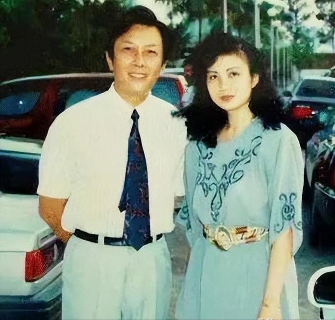 “女儿啊！你父亲背叛了我，要为妈妈主持公道！”1990年的除夕夜，唐国强的妻子孙