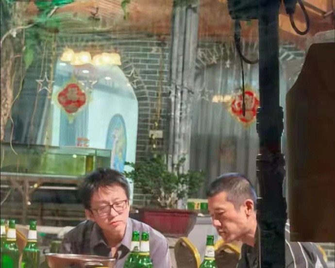 邓超和好友王骁小聚被网友偶遇，两人衣着低调，喝着啤酒聊着天！