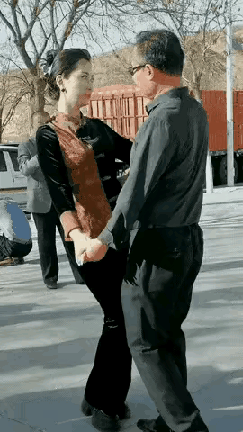 老头和女子指定不是两口子，没错，跳吧跳吧，早晚出事，不信你看吧！