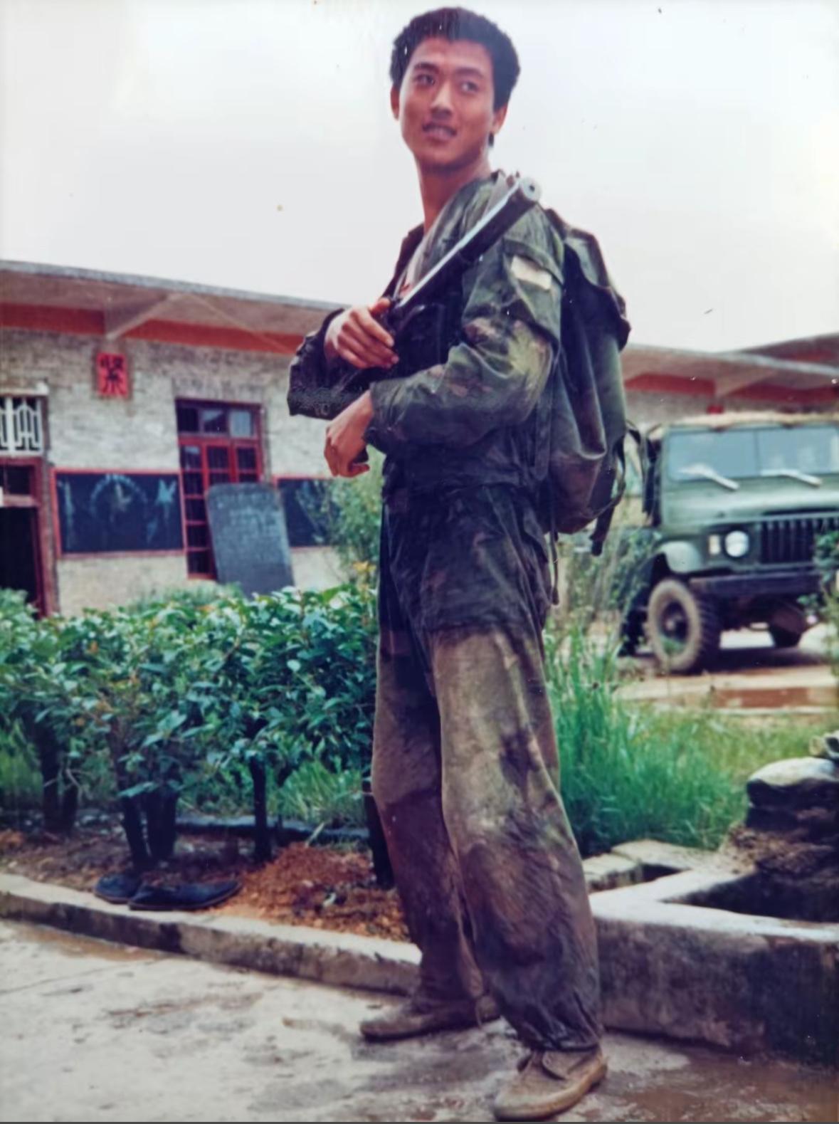 1988年，第十五侦察大队19岁的捕俘英雄卢春强，深入敌后抵近侦察，战斗结束经历