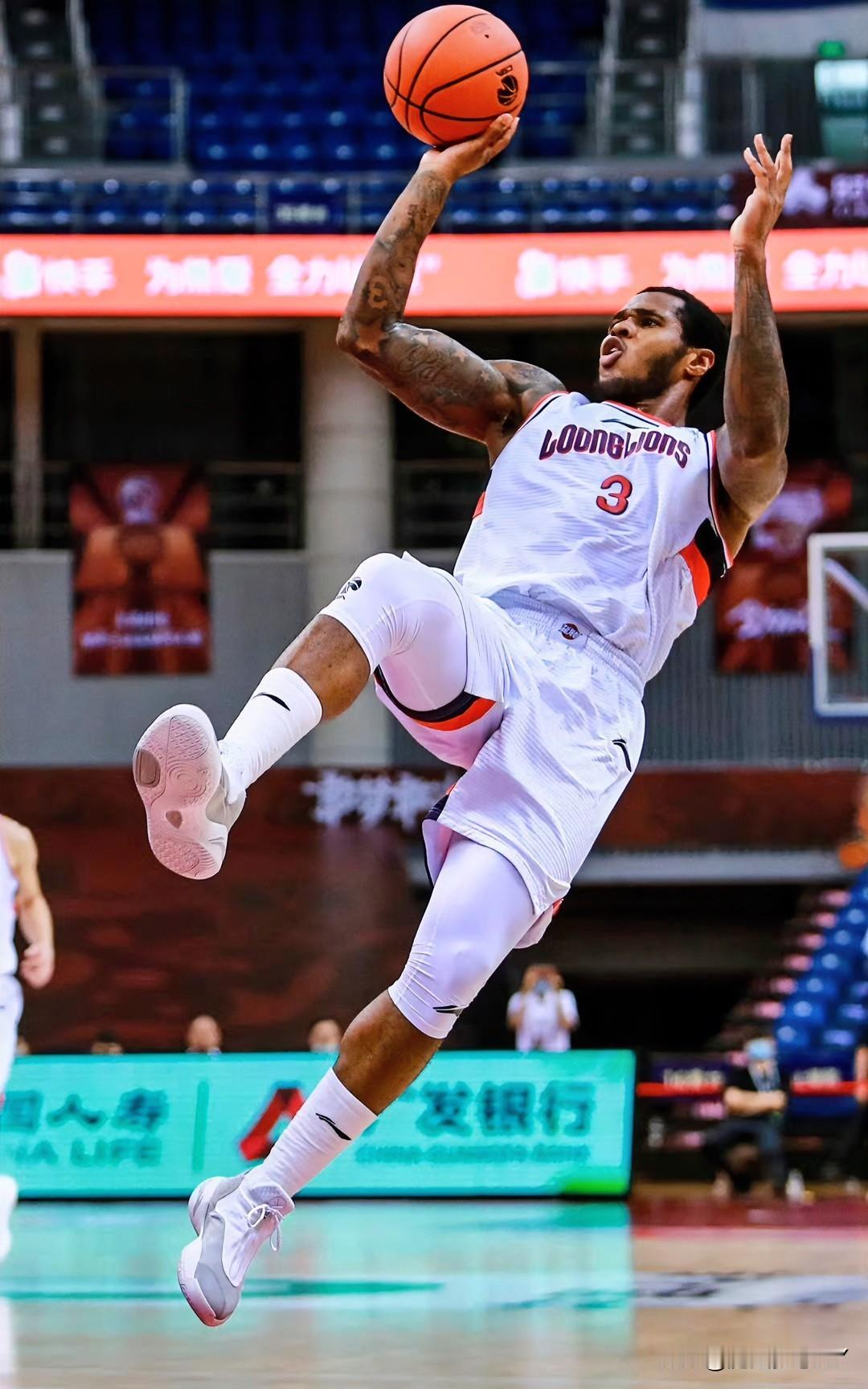 果然不出所料，辽宁男篮又有大动作了！这一次他们签下了进攻更靠谱的马库斯·亨