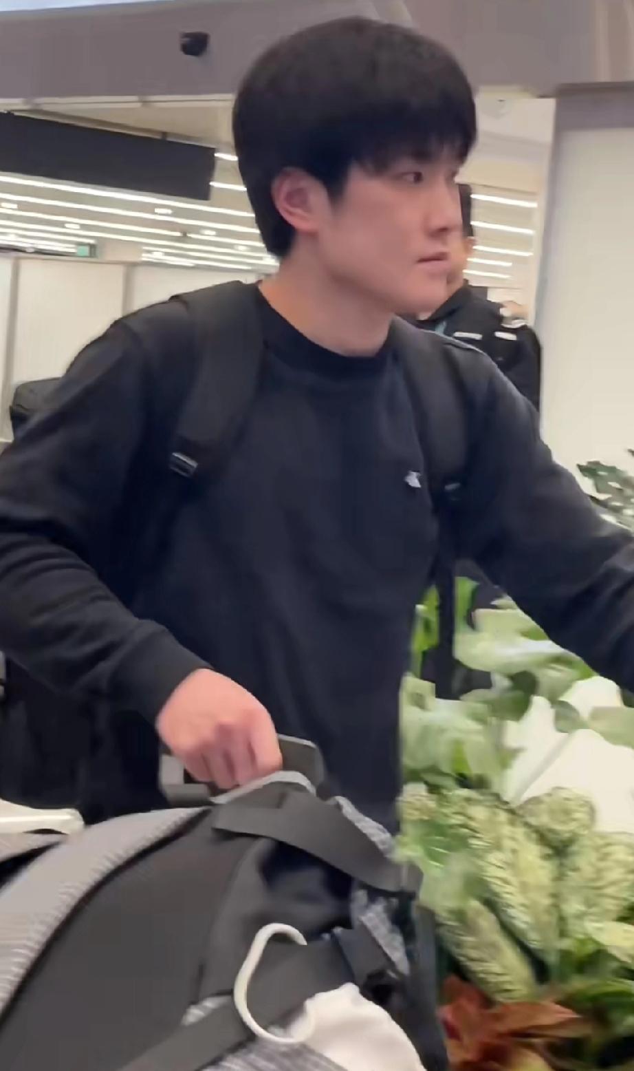 张本智和到达海南了！这次是和日乒男队一同达到了，人群中没有看到爸爸和妹妹一起