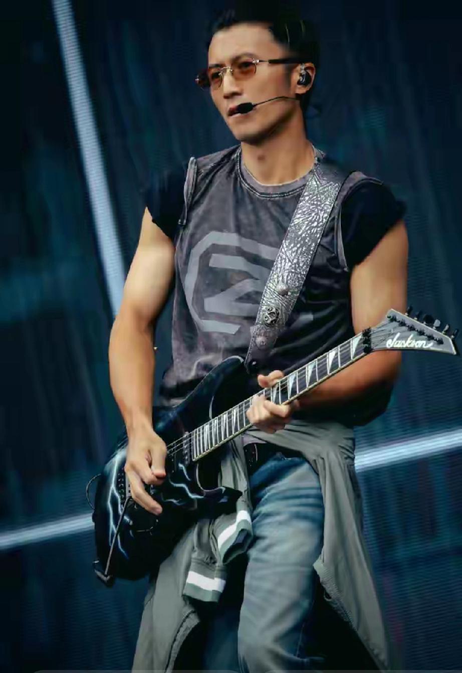 惊喜同框！章子怡低调现身谢霆锋武汉演唱会4月11日，谢霆锋武汉演唱