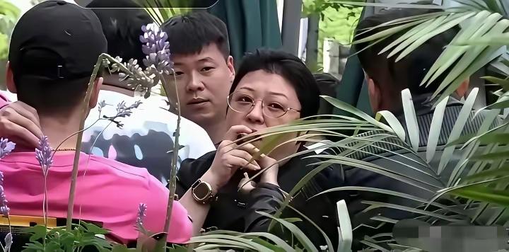 韩红的这两张照片，随着她一句“走个面儿”持续发酵，被网友热议，网友们纷纷表示，这