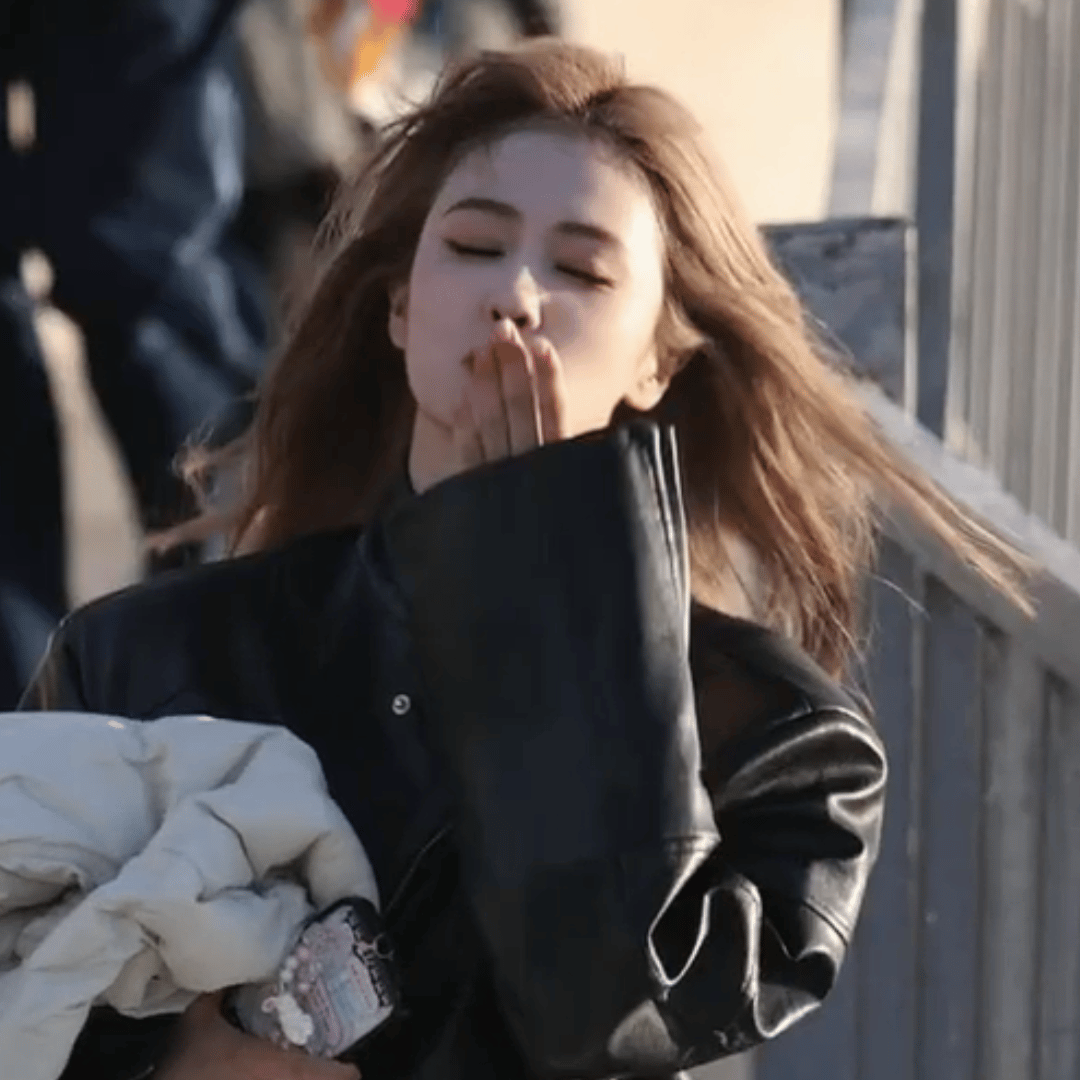 在🍠刷到了原来是有茸姐举了牌子【姐姐飞吻】然后在白鹿路过的时候喊“白鹿姐姐