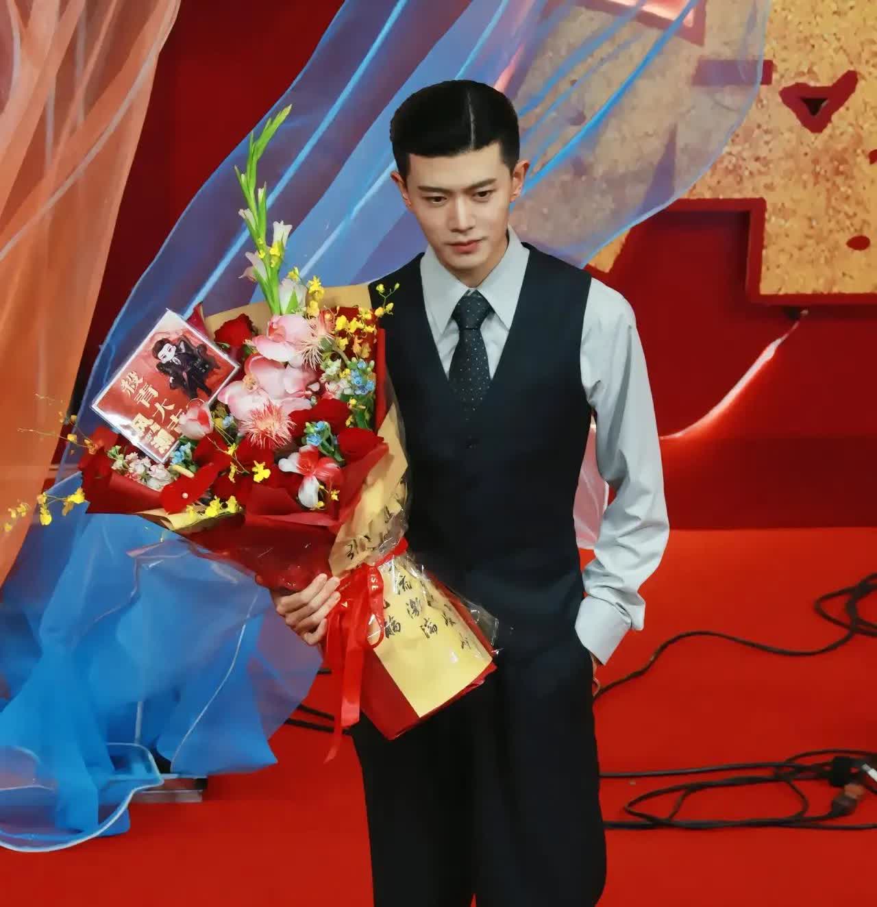 哈哈哈～嘉人们又看到蜜桃臀伦啦！