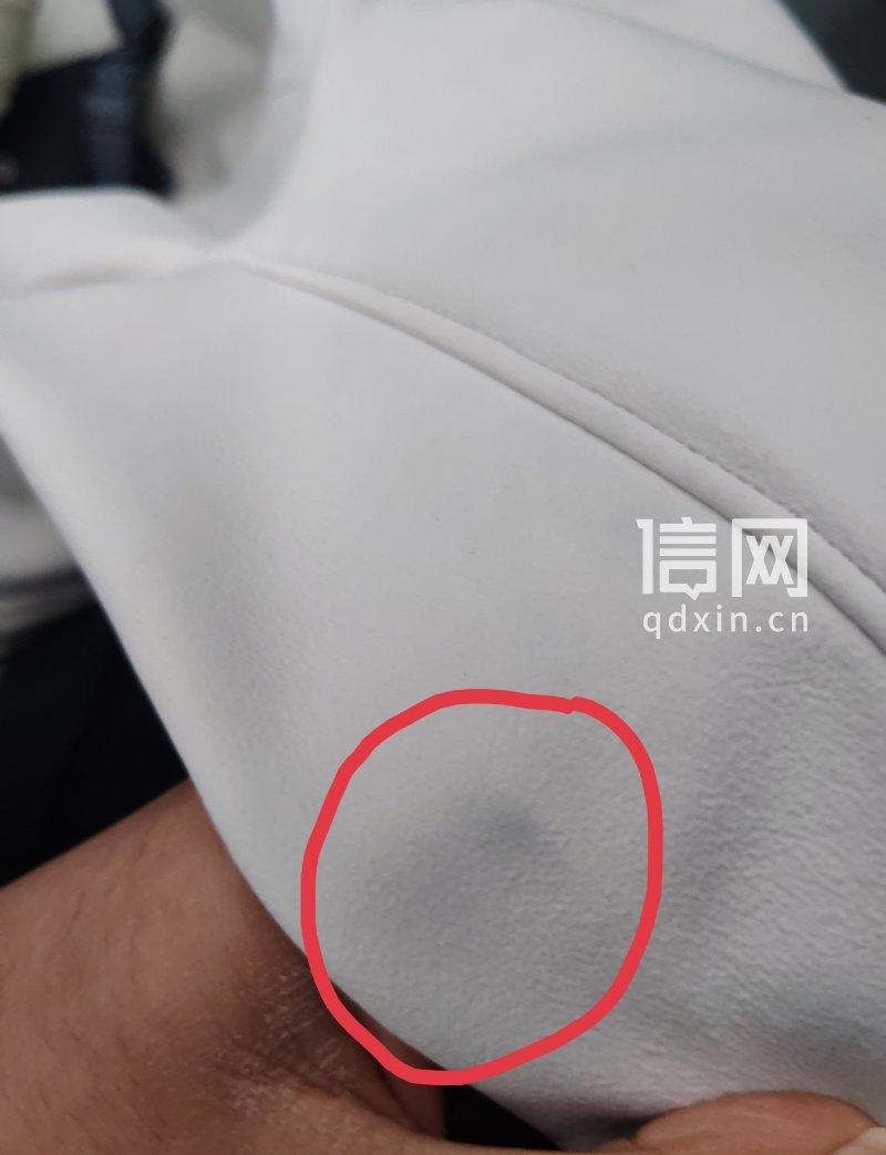 陕西西安，一男子穿1880元的lululemon夹克在餐厅就餐，店员回收餐具时，
