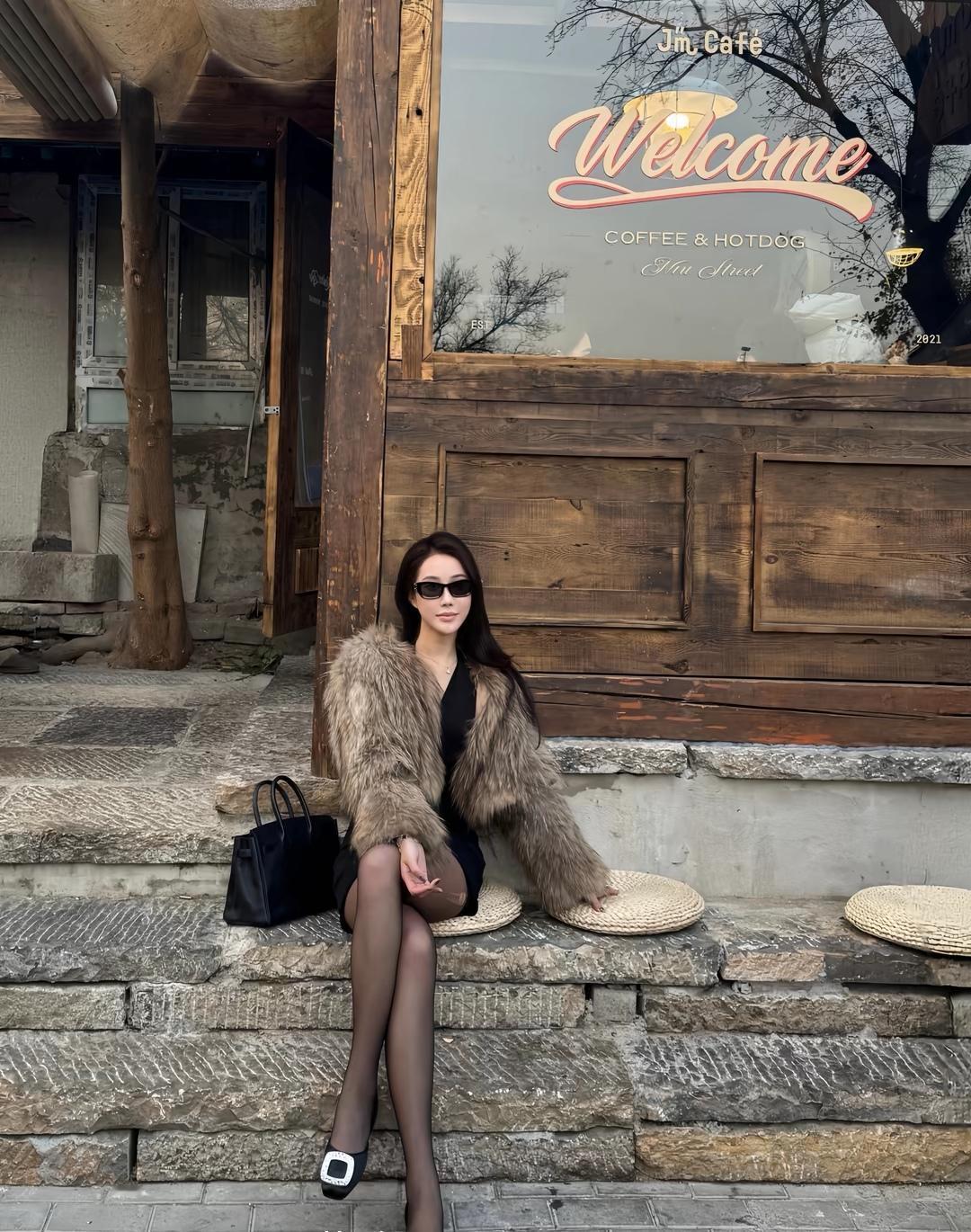 爱拍照的女生到底有多迷人呢?最好的生活就是：不嫉妒别人，不看轻自己，岁月静好，