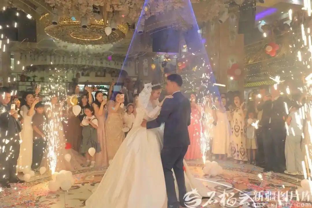 一张发在网上的结婚请帖，竟招来一场天大的惊喜。原本只打算请亲朋好友吃个席。一条抖