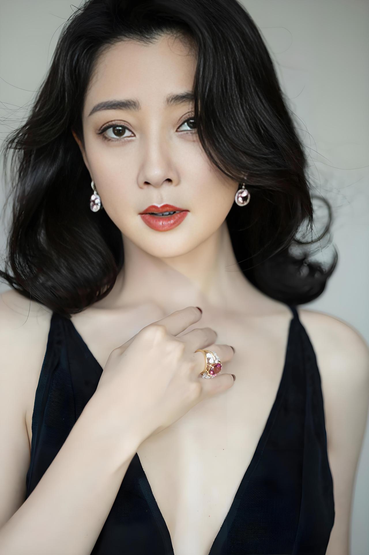 2009年，殷桃在富豪孙东海的疯狂追求下，成为了他的女人，没想到孙东海又惦记上了