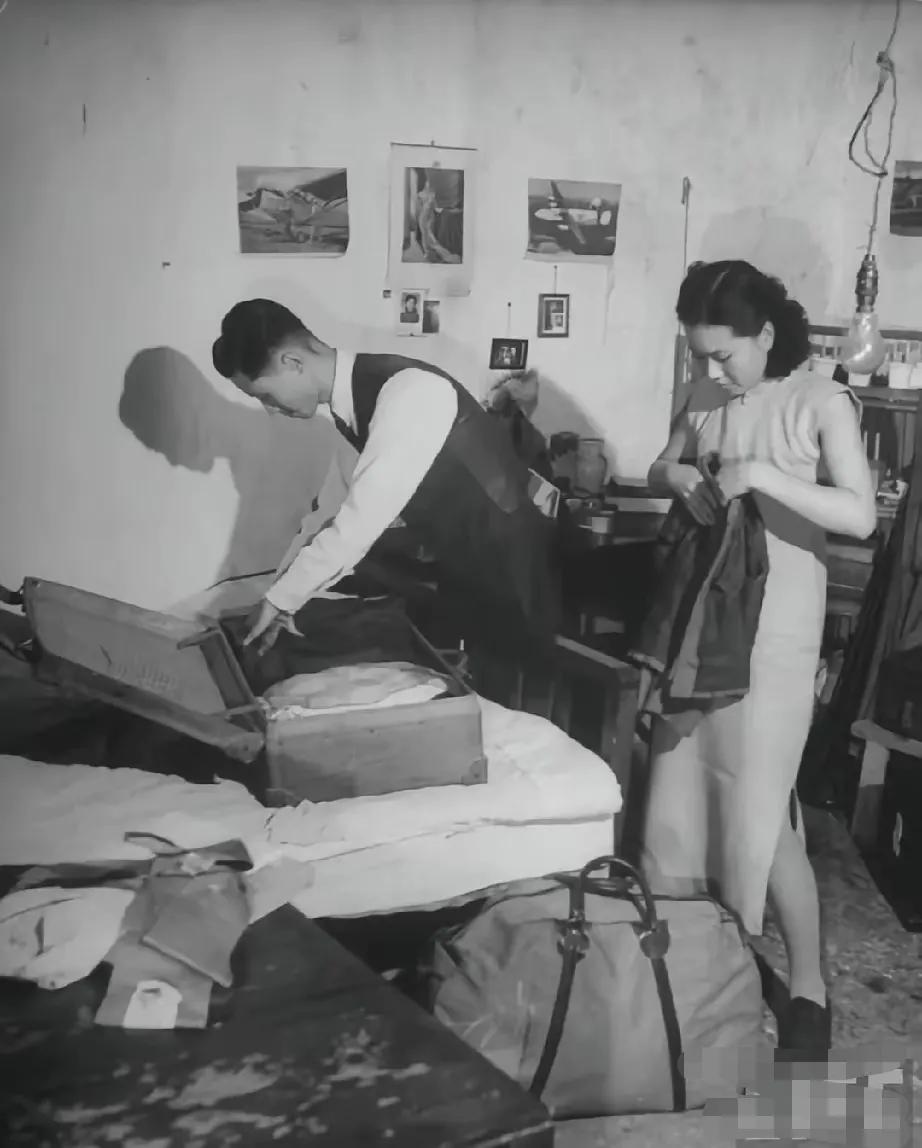 老照片欣赏系列：照片这是1948年，照片中是一对夫妻，属于当时的公职人员，为了生