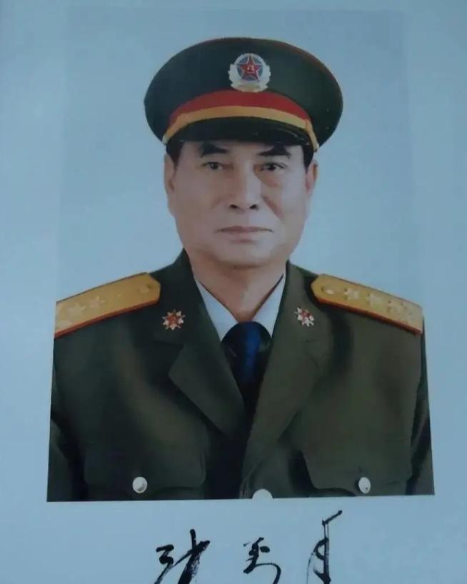 1996年，山西某部队食堂。一位干部喝得醉醺醺，当着中央军委副主席张万年的面，讲