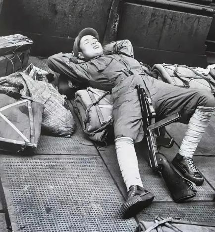 1949年，上海，镜头一名即将撤往台湾的士兵躺在地上休息，看起来很疲惫，也很失落