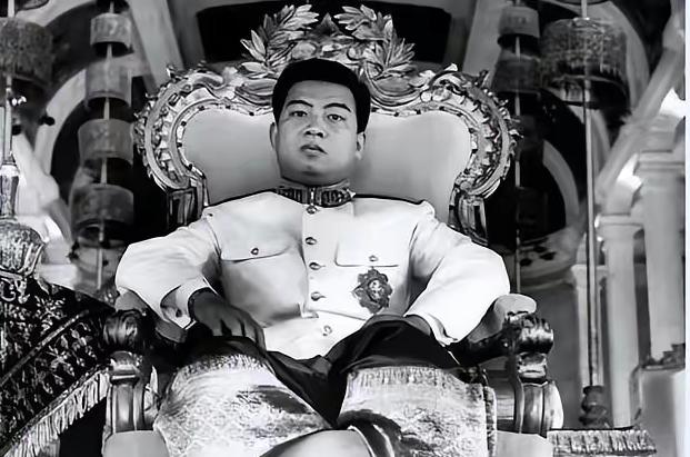 1941年的金边王宫，19岁的西哈努克刚登基不久。庆典上，他目光落在姨妈蓬珊莫尼