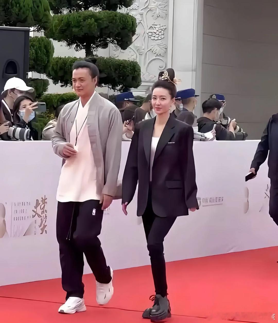 他俩好像从拍戏场上赶过来走红毯的周一围与王丽坤走红毯昔日合影，两人的穿搭造型，像