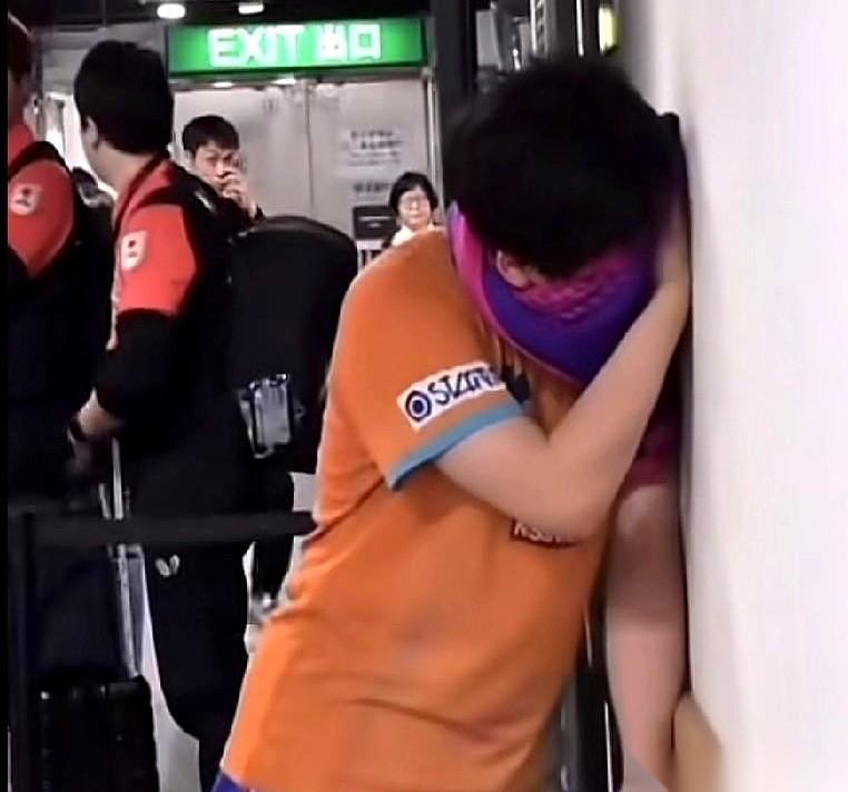 那个用毛巾捂着脸，在墙角哭得抽抽的少年。你敢信吗，就他，人送外号“少爷”。平