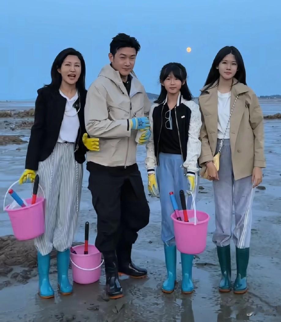 鲍蕾能不幸福吗陆毅从来不让她下厨房，把鲍蕾宠爱成小公主。现在家里有三位公，