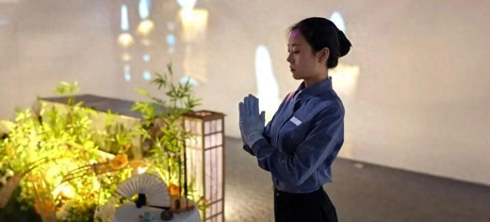 “不怕晦气吗？”辽宁沈阳，一位出生于2004年的00后花艺师，突然辞职跑去殡仪馆