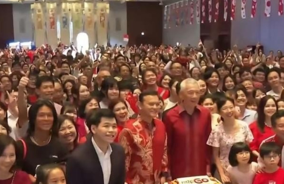 新加坡国务资政李显龙，官二代，8月25日，在日本接受了日本首相石破茂授予“旭日绶