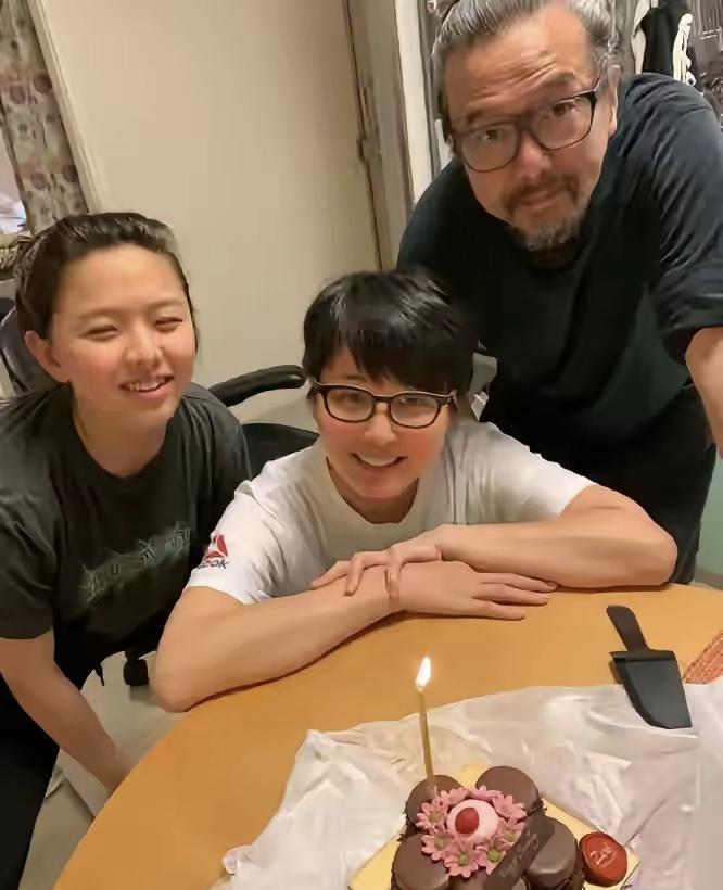 张锦程女儿的颜值其实有点让人遗憾的，毕竟妈妈张延是大美女，父亲张锦程年轻的时候