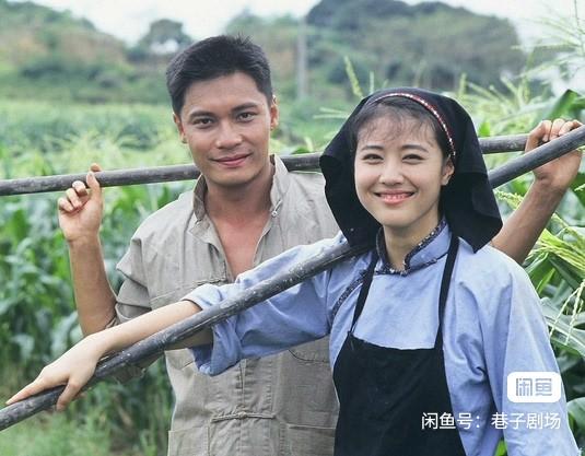 一脸青涩质朴的罗嘉良、周海媚。可惜，伊人不在。