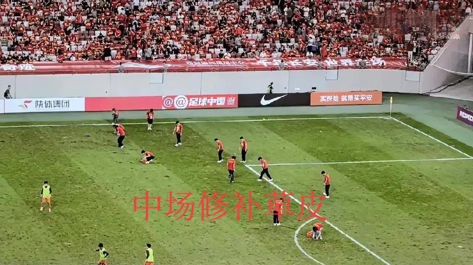 u22中场休息时，场上一幕十分罕见。中国u22与澳大利亚在踢完上半场之后，不少