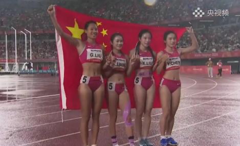 细心网友发现暖心一幕！亚运女子接力夺冠合影，四名姑娘英姿飒爽，唯独刘峡君腹部贴着