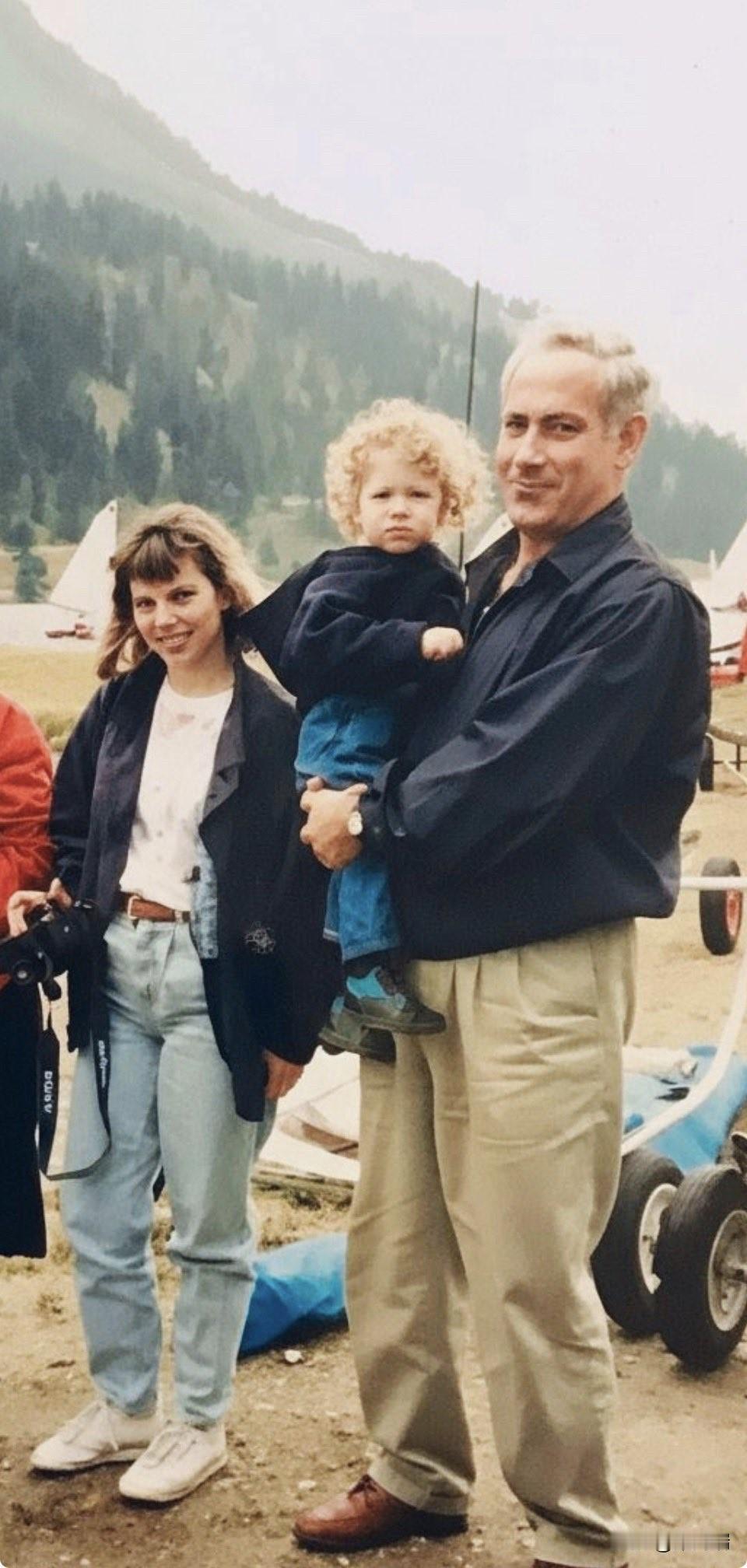 这张照片年轻时期的本雅明·内塔尼亚胡（BenjaminNetanyahu）及其