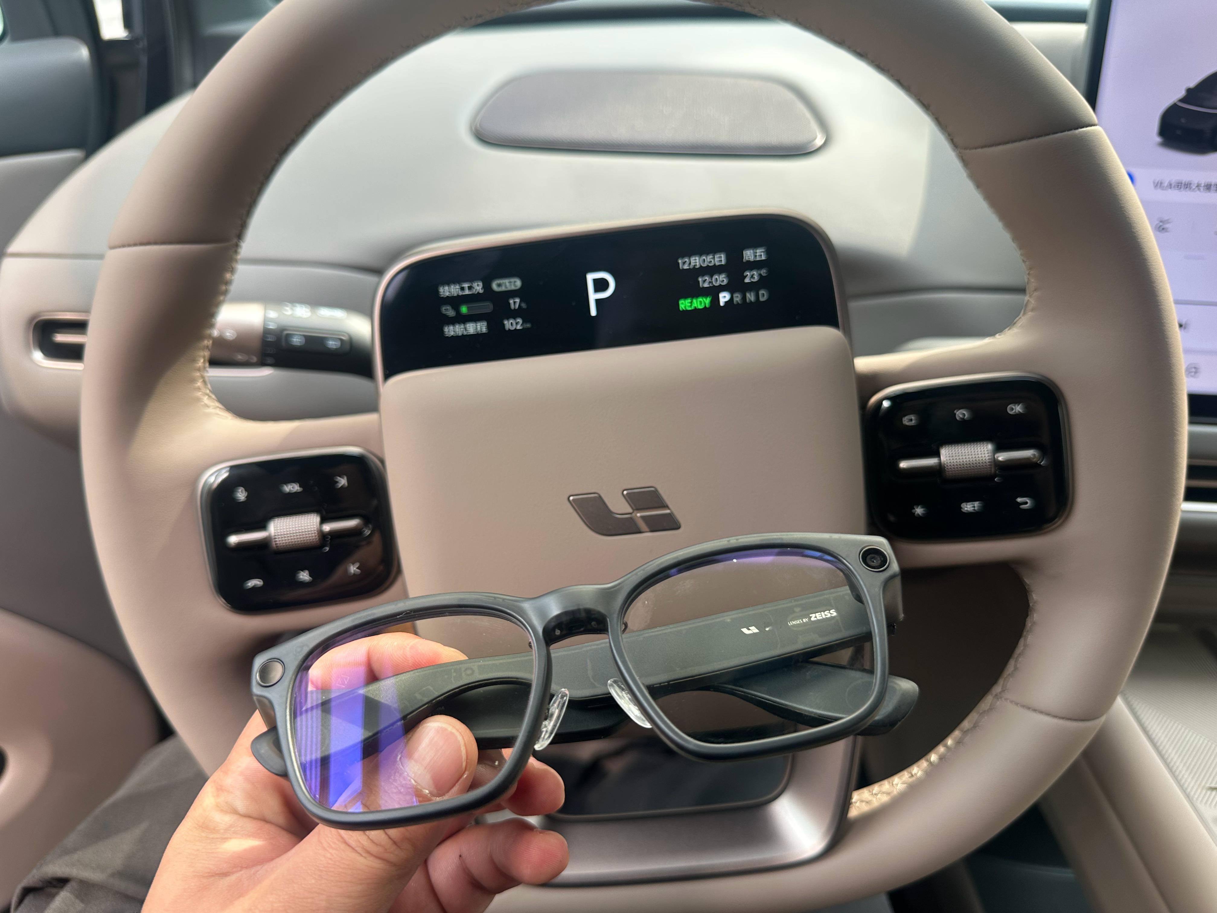 理想这幅眼镜我是越用越顺手了，下楼之前给理想同学说一声，车就备好了，在车外动动嘴