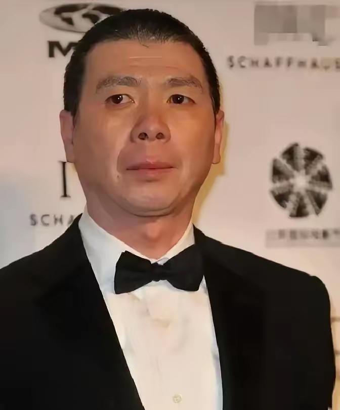 1978年，冯小刚去医院探望朋友，一眼就看上了旁边年轻貌美的护士，刚准备要联系方