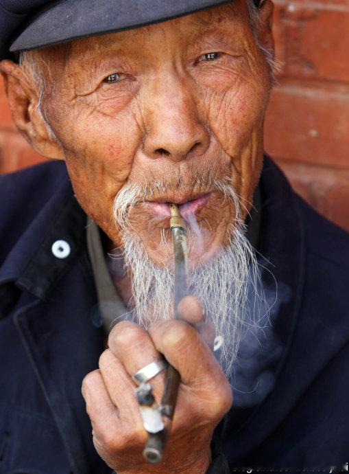 84岁老人独自走进寿衣店，给自己挑选寿衣，老伴已经离开十几年，大女儿两口子也不在人世。老人没有提前通