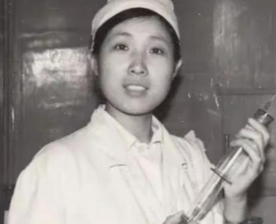 1999年，黑龙江19岁护士收养10岁男孩，将他视作亲弟，12年来始终没有结婚，