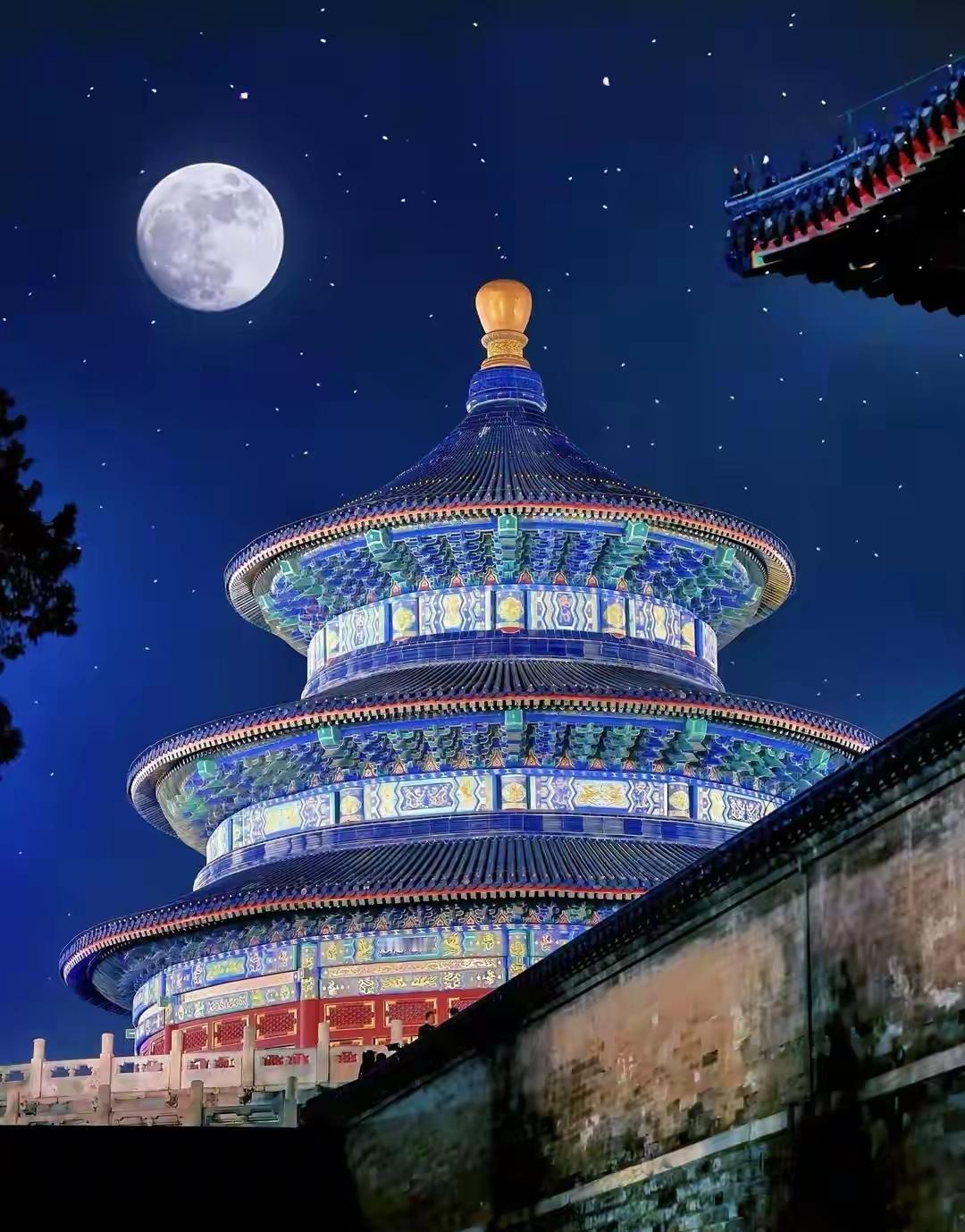 5月14日下午，北京天坛祈年殿前。一群美国来的商界大佬，集体掏出手机，对着蓝