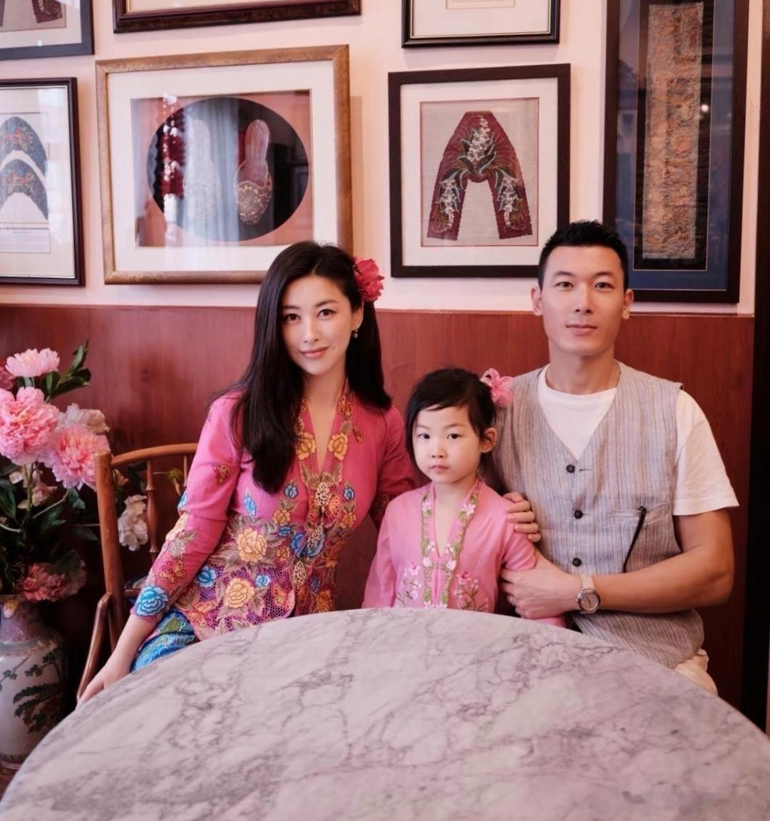 41岁朱珠和老公女儿到新加坡旅游，她和女儿穿着娘惹服，一头五黑长发披肩，看起来太