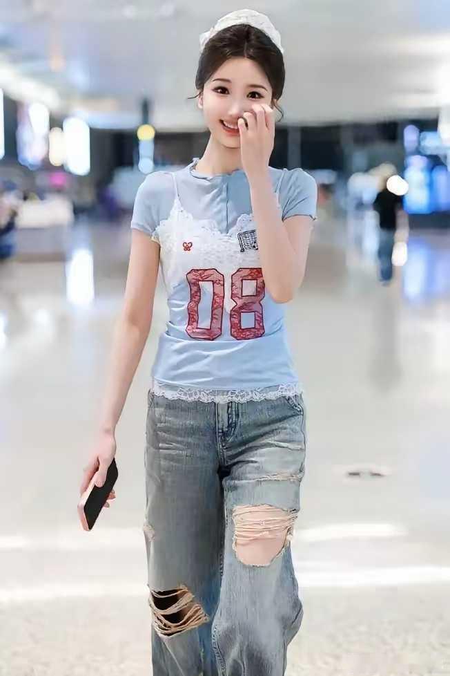 毛晓彤这叠穿，是把“普通T恤穿成甜妹天花板”了吧蓝T恤+蕾丝吊带的小心机，把基础