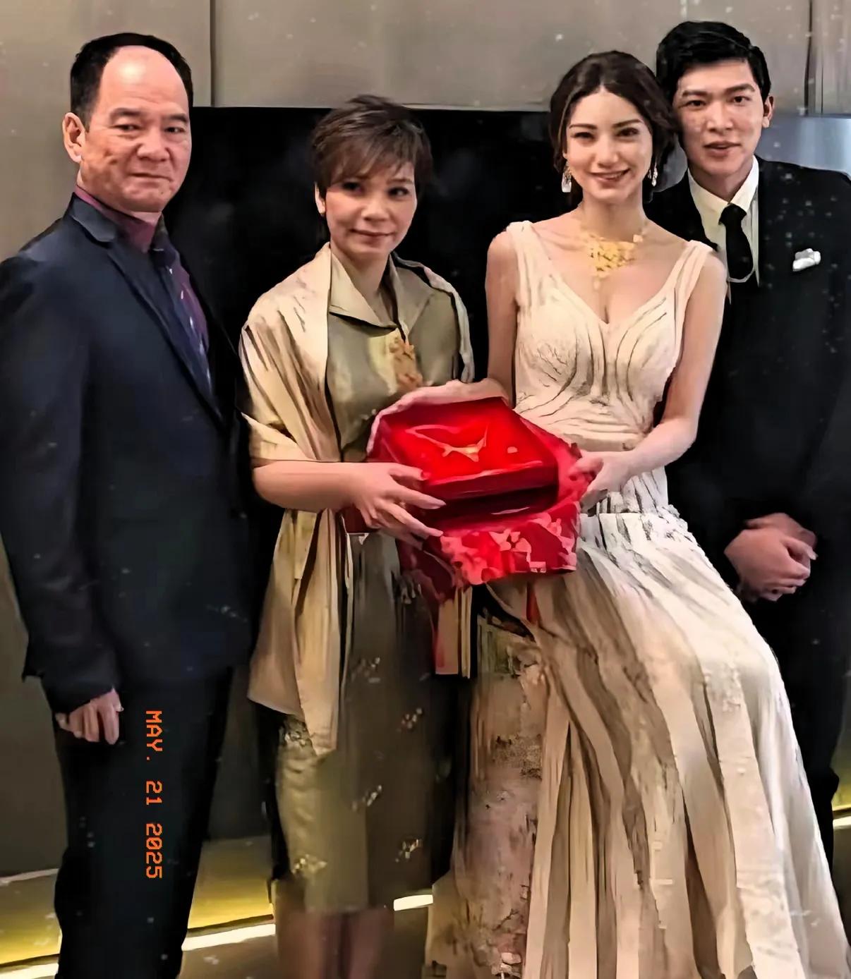 马筱梅再婚了。婚礼那天，她妈妈哭了，她爸也眼眶湿润。跟第一次婚礼比，她妈气色好