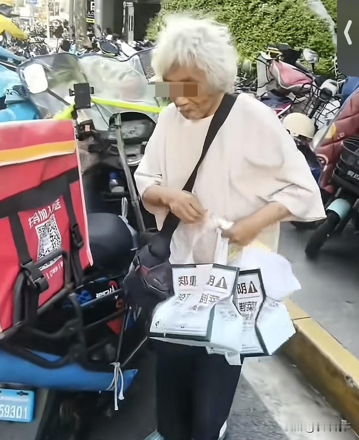 这也太缺德了！上海，老大爷趁骑手送餐不在，居然光天化日之下拿走3个外卖，拍摄者都