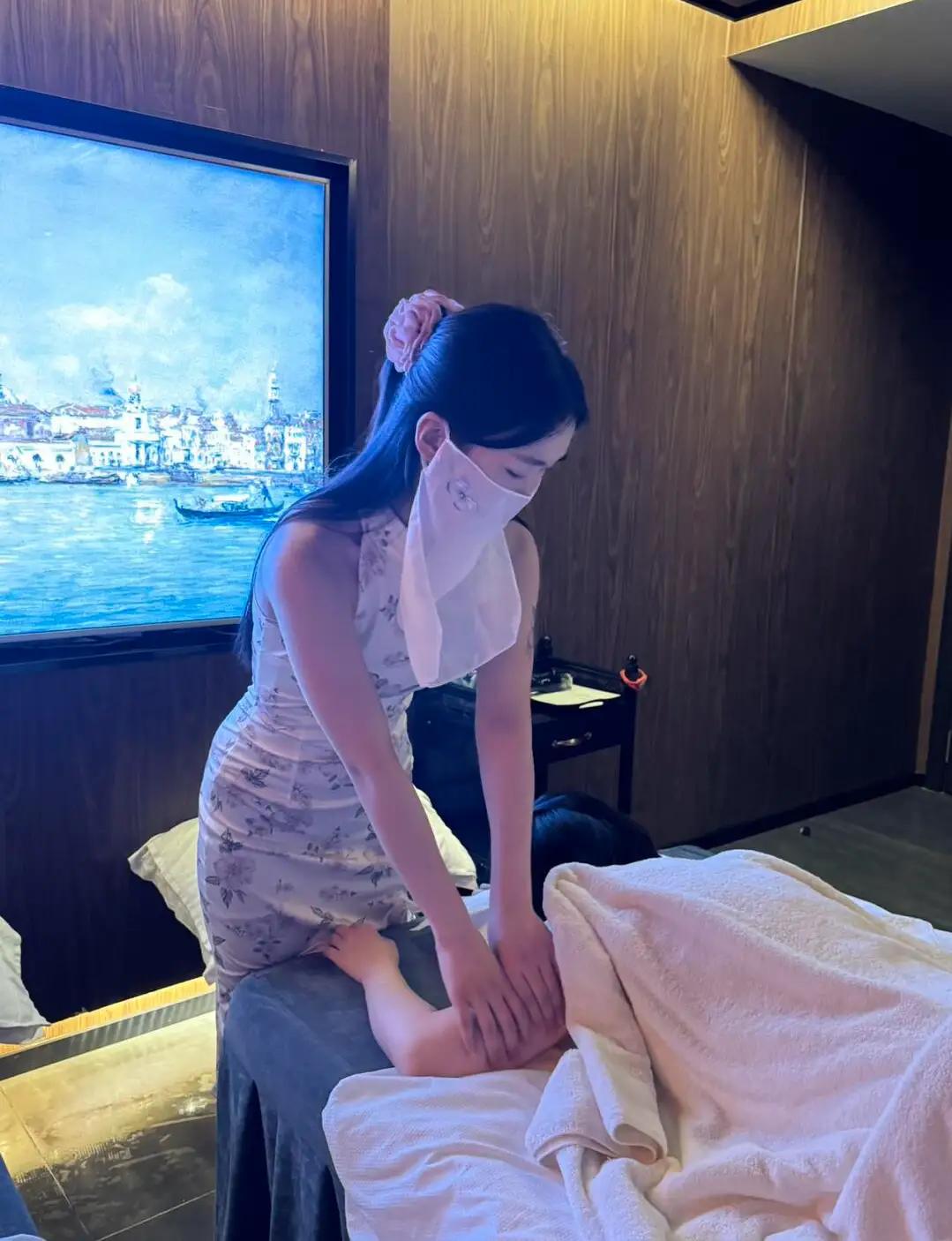 案例：阿红到一家按摩店做按摩，服务她的是一名男技师，刚开始她还有些不适应，不好意