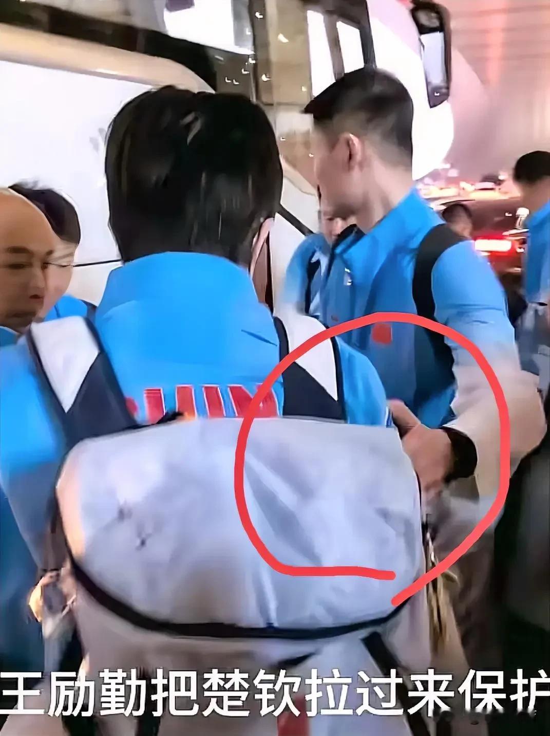 不止是宠爱！国乒全员护主，是防黑手更是守荣光全网破防！终于看懂国乒教练组的用心良苦！机场人山人海，喧