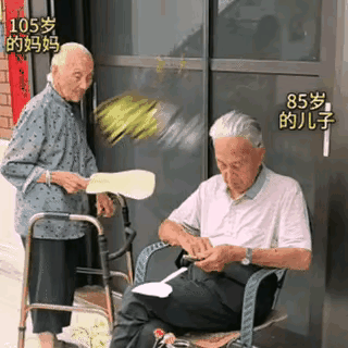 105岁妈妈训85岁儿子，说他：只知道每天耍手机，有那功夫多念念经也好，整天一点