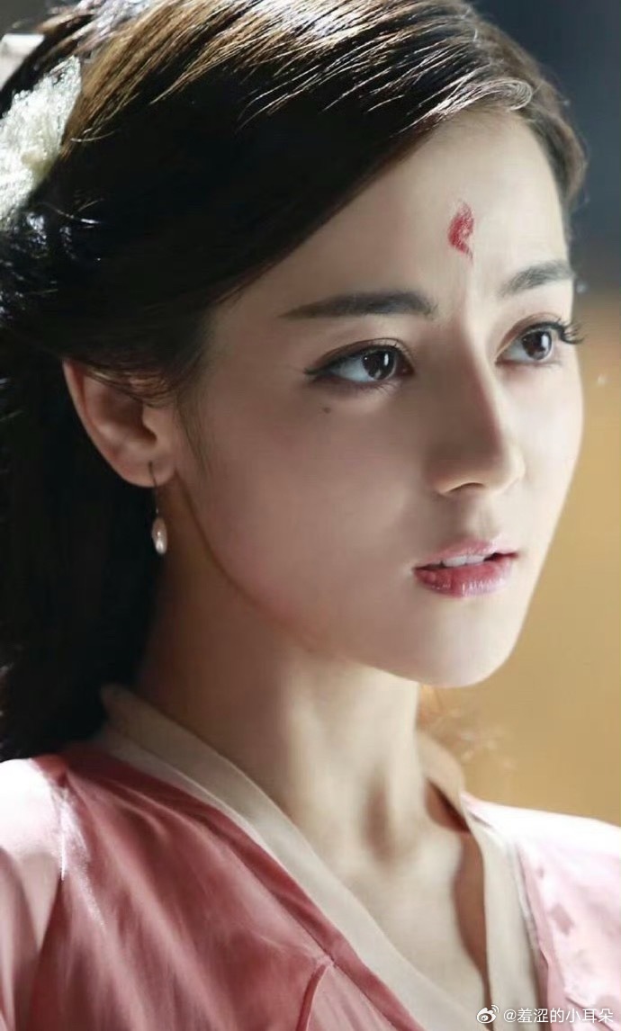 就看热巴P1这个眼妆，画的真的很大，还特意化了下眼线扩大眼尾。白日提灯最美的这一