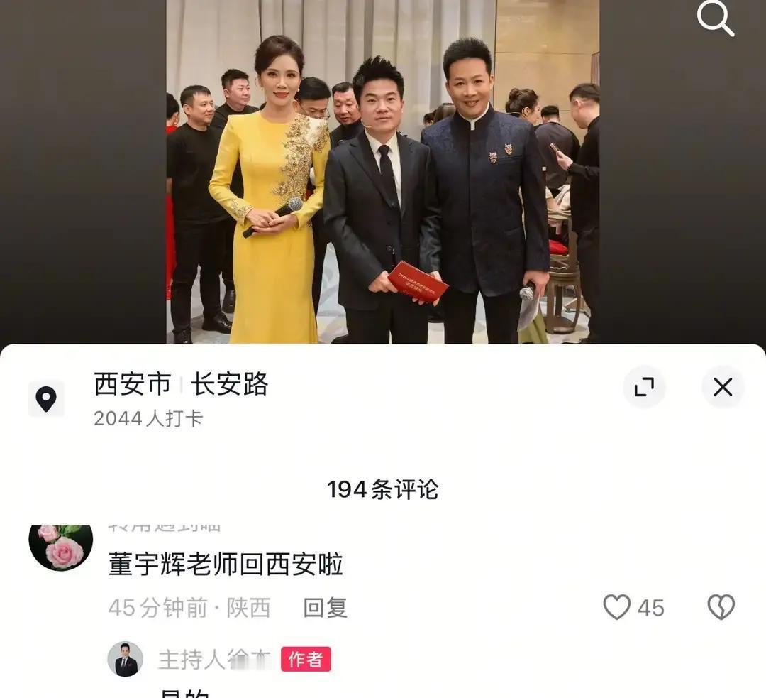 董宇辉今早落地，曲江演播厅门口被拍，穿灰卫衣背双肩包，手里还拎一袋锅盔。陕台