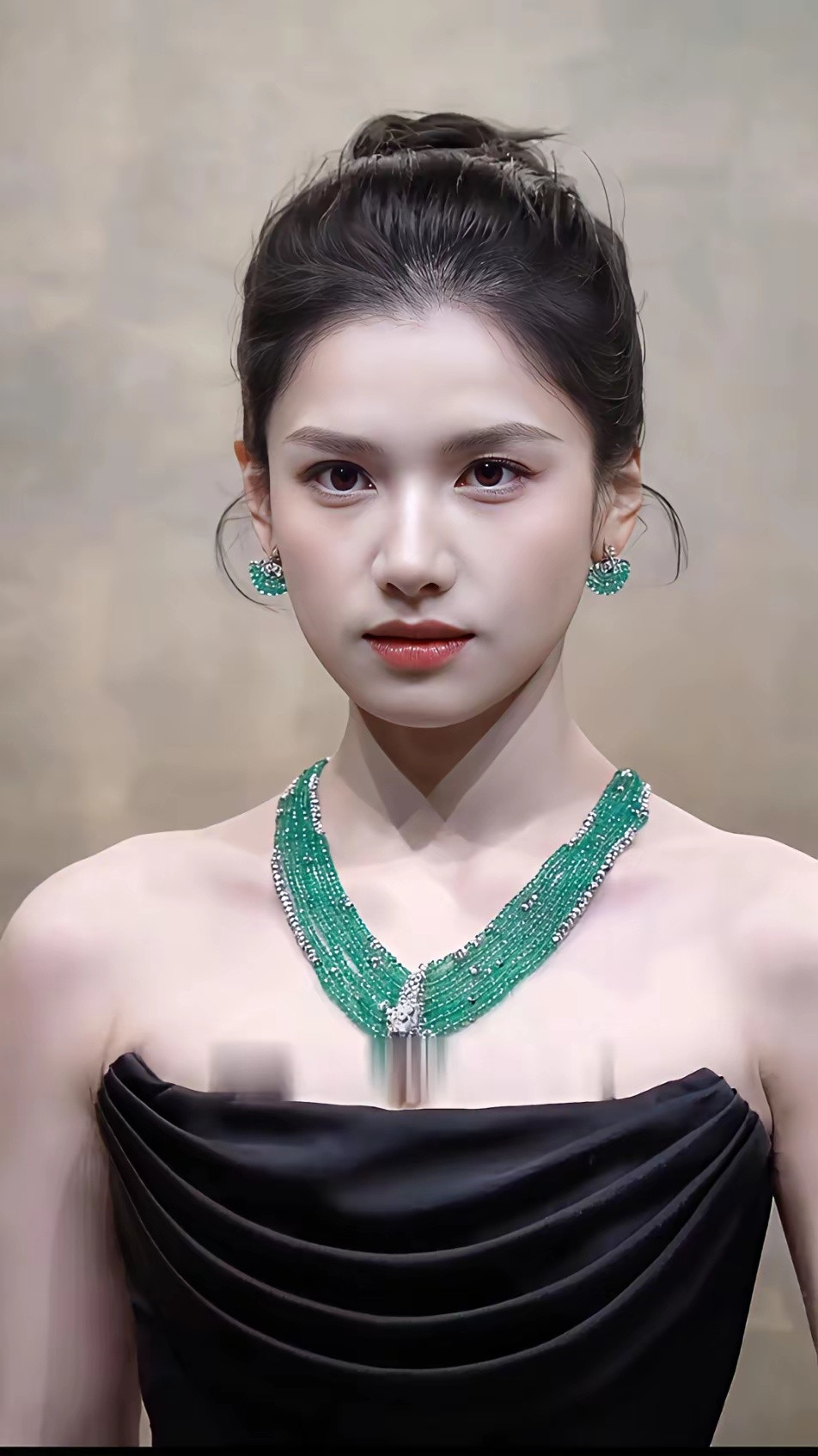 没想到张婧仪能有这么强大的气场，完全撑得住这么华贵的珠宝。